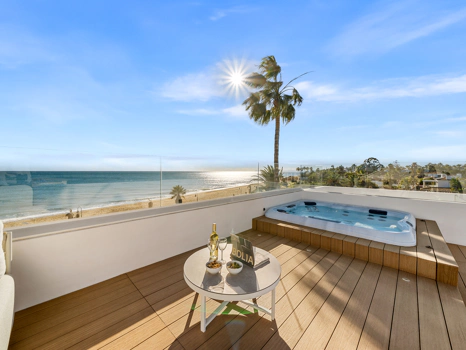 Obra Maestra Contemporánea en Primera Línea de Playa con Vistas Panorámicas al Mar – New Golden Mile