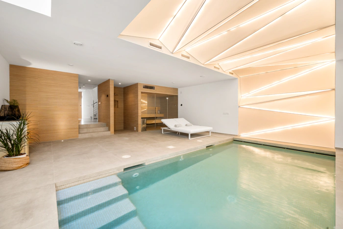 Contemporary Beachfront Masterpiece with Panoramic Sea Views – New Golden Mile
