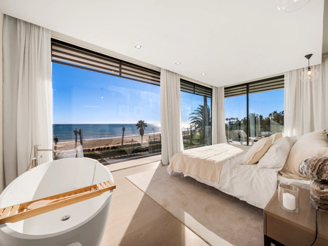 Obra Maestra Contemporánea en Primera Línea de Playa con Vistas Panorámicas al Mar – New Golden Mile