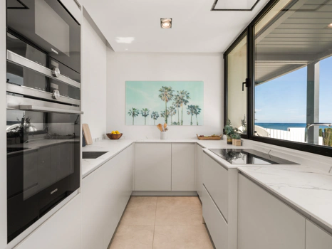 Obra Maestra Contemporánea en Primera Línea de Playa con Vistas Panorámicas al Mar – New Golden Mile