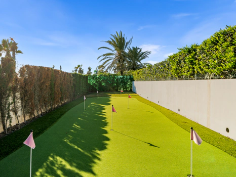 Obra Maestra Contemporánea en Primera Línea de Playa con Vistas Panorámicas al Mar – New Golden Mile