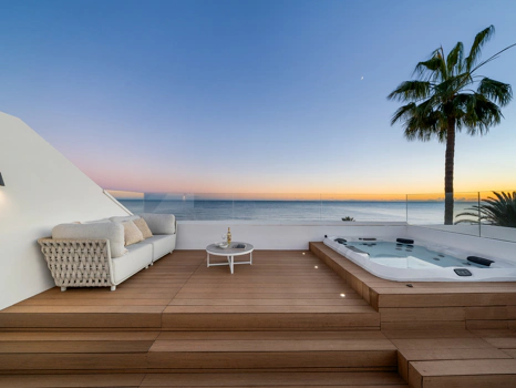 Obra Maestra Contemporánea en Primera Línea de Playa con Vistas Panorámicas al Mar – New Golden Mile