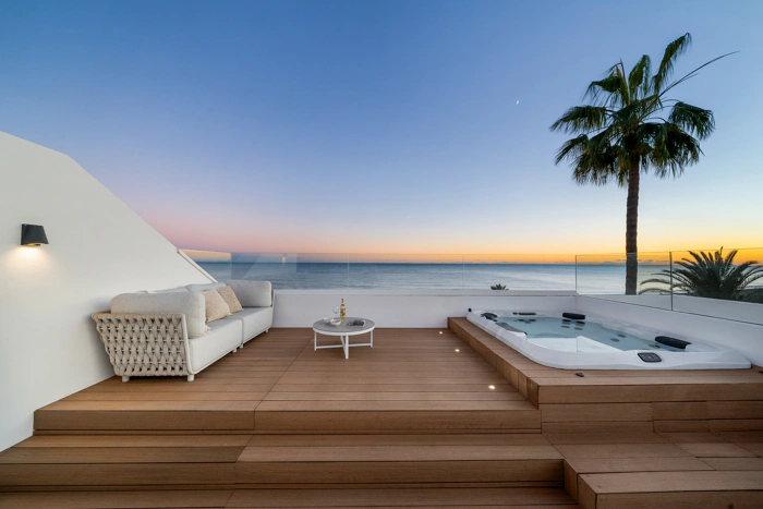 Contemporary Beachfront Masterpiece with Panoramic Sea Views – New Golden Mile