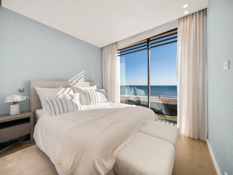Obra Maestra Contemporánea en Primera Línea de Playa con Vistas Panorámicas al Mar – New Golden Mile