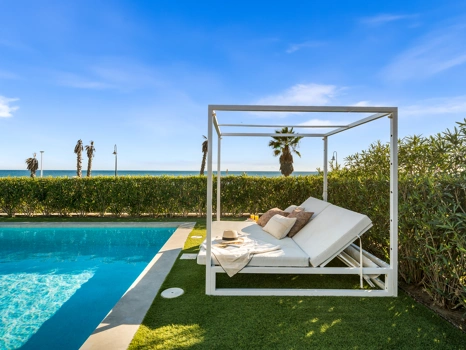 Obra Maestra Contemporánea en Primera Línea de Playa con Vistas Panorámicas al Mar – New Golden Mile