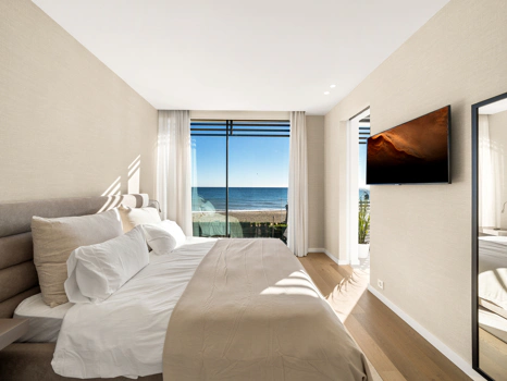 Obra Maestra Contemporánea en Primera Línea de Playa con Vistas Panorámicas al Mar – New Golden Mile