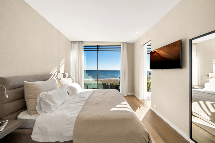 Contemporary Beachfront Masterpiece with Panoramic Sea Views – New Golden Mile