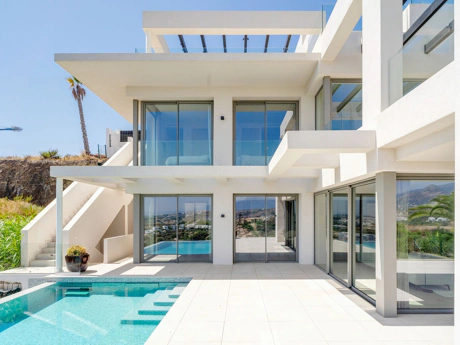 Villa for sale in Estepona