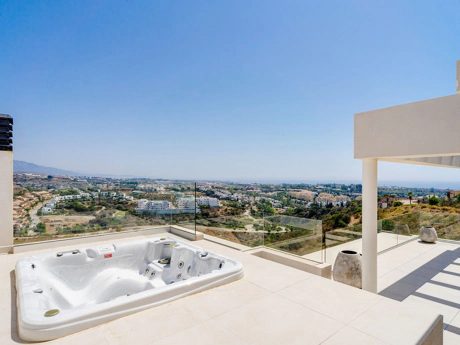 Villa for sale in Estepona