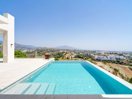 Villa for sale in Estepona