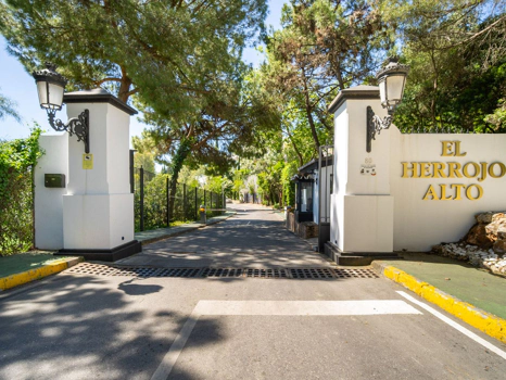 Villa for sale in Benahavis