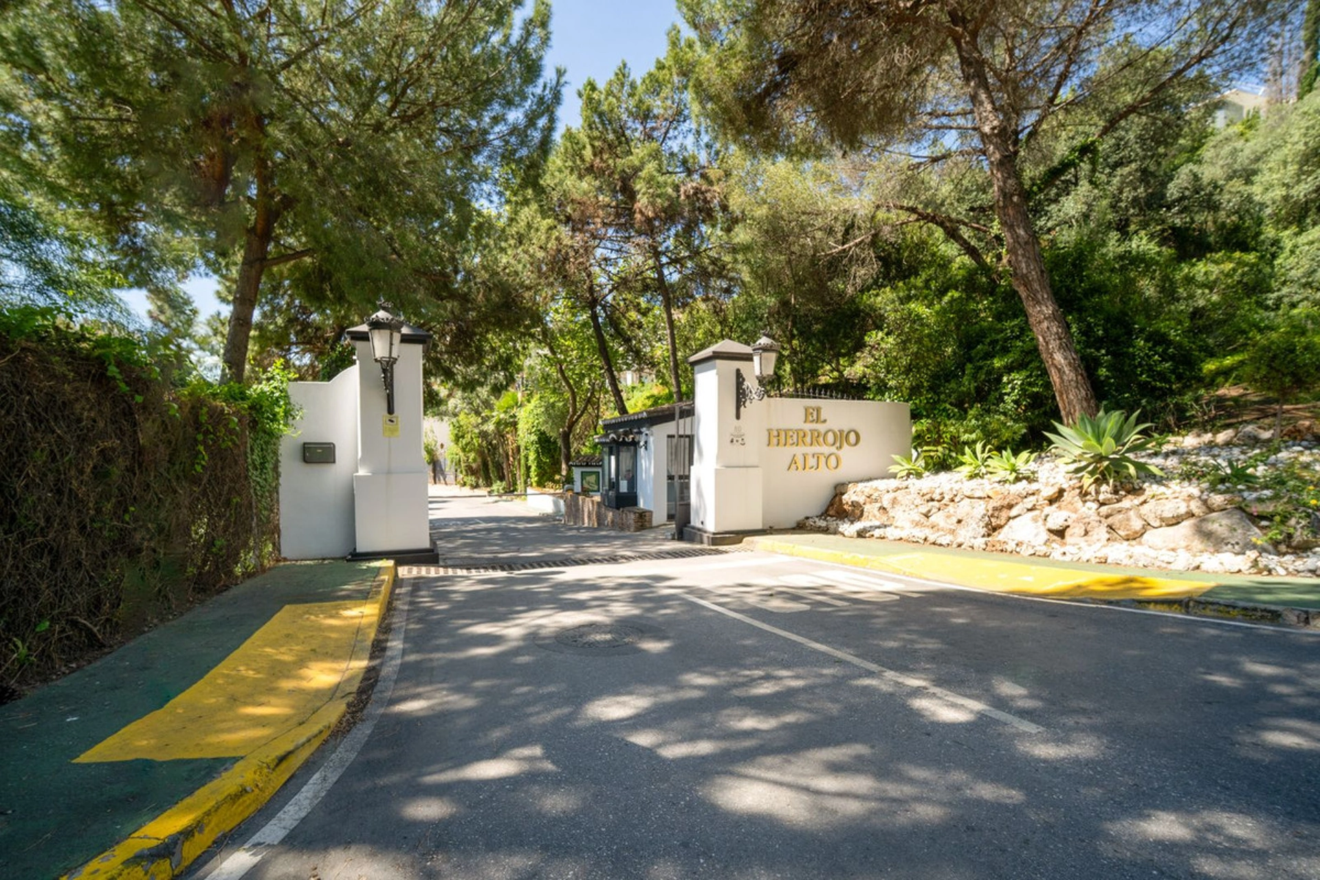 Villa for sale in Benahavis