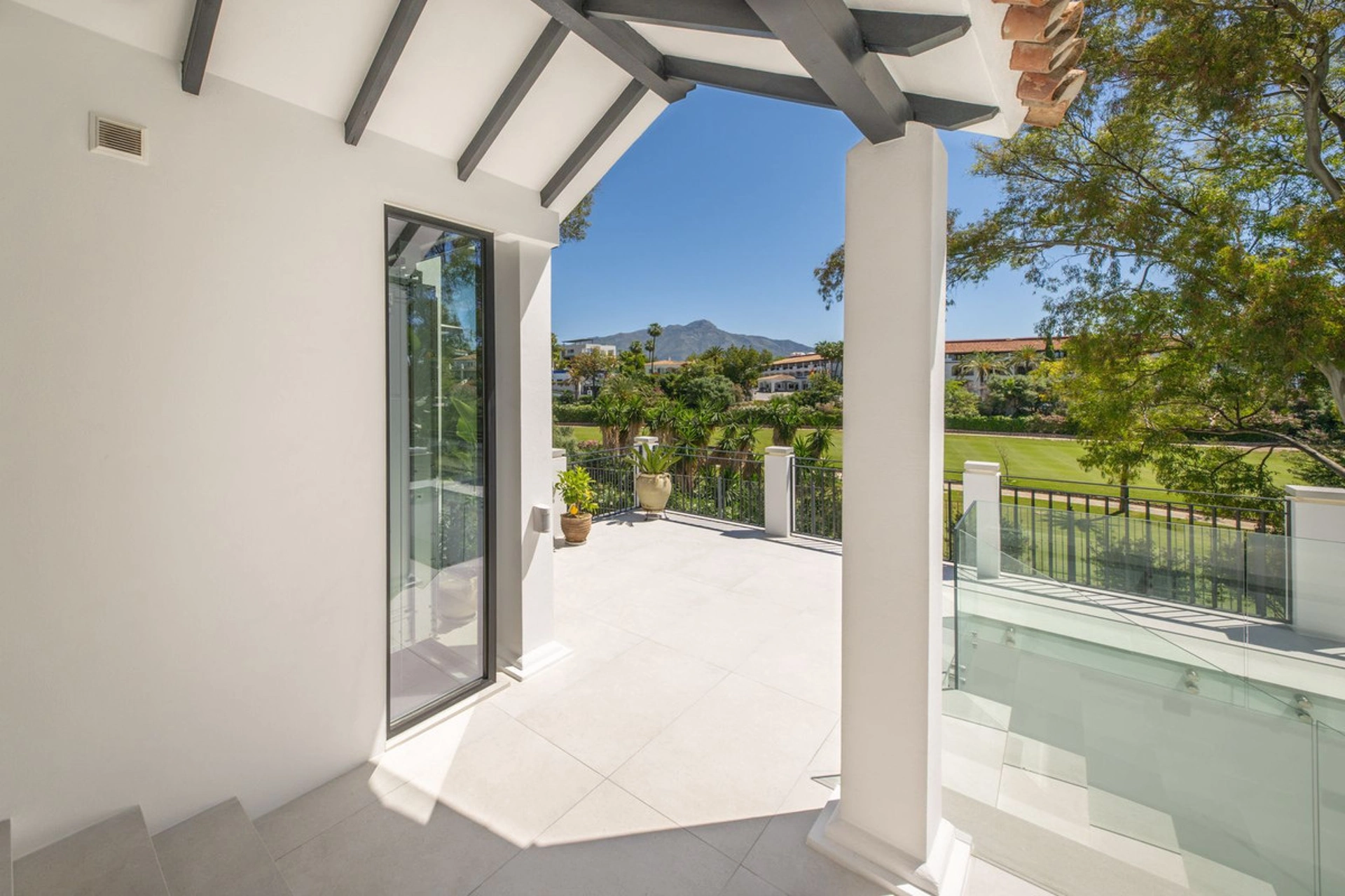 Villa for sale in Benahavis