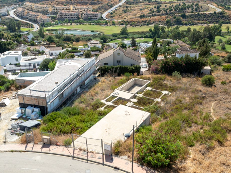 Plot with project and structure in Estepona with sea and golf views