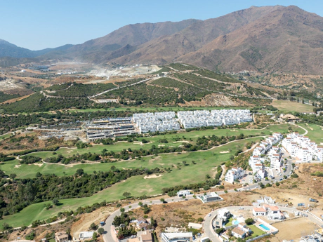 Plot with project and structure in Estepona with sea and golf views