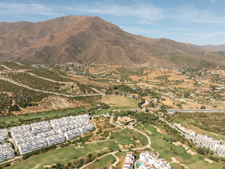 Plot with project and structure in Estepona with sea and golf views