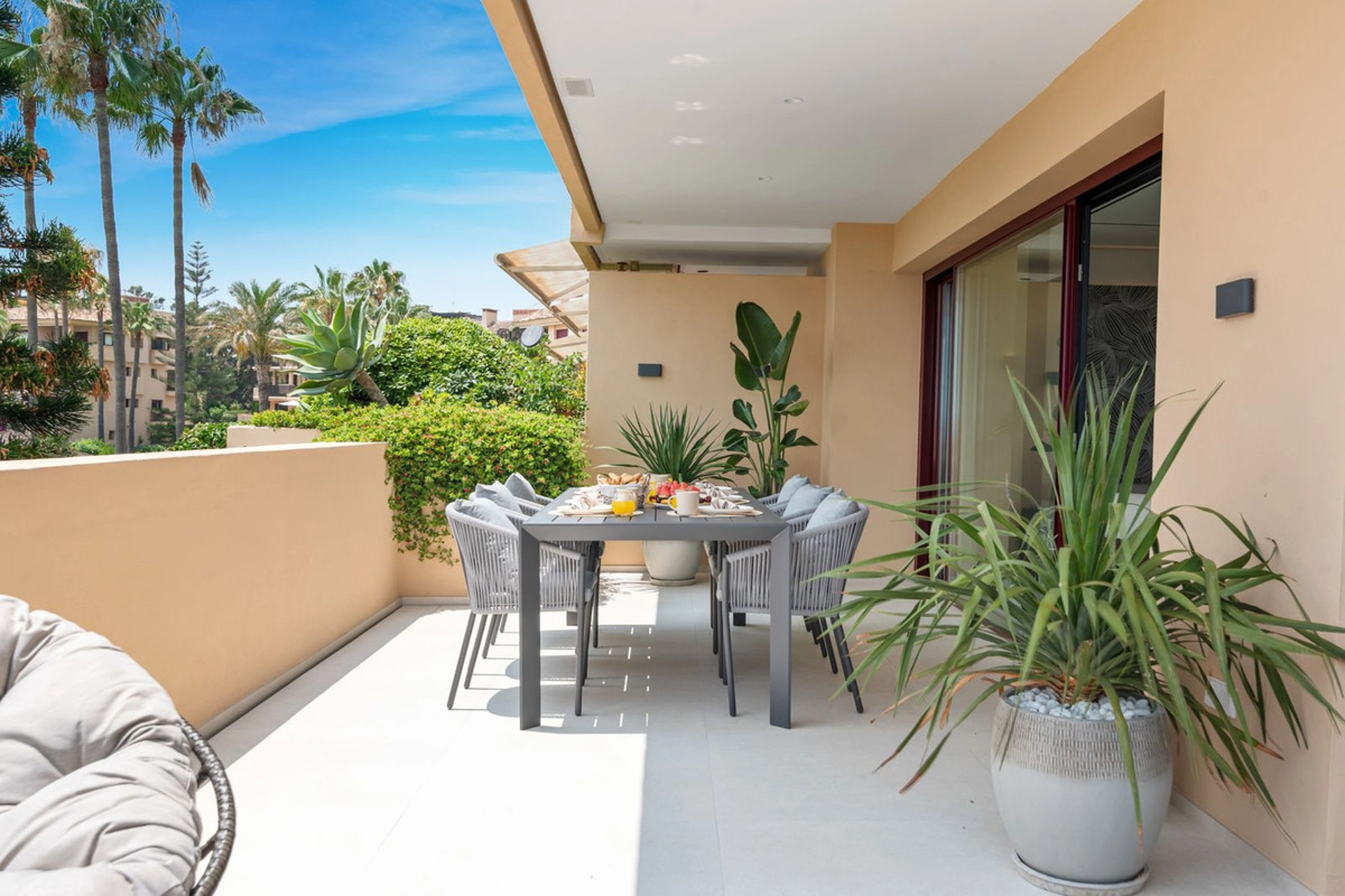 Apartment for sale in New Golden Mile, Estepona East