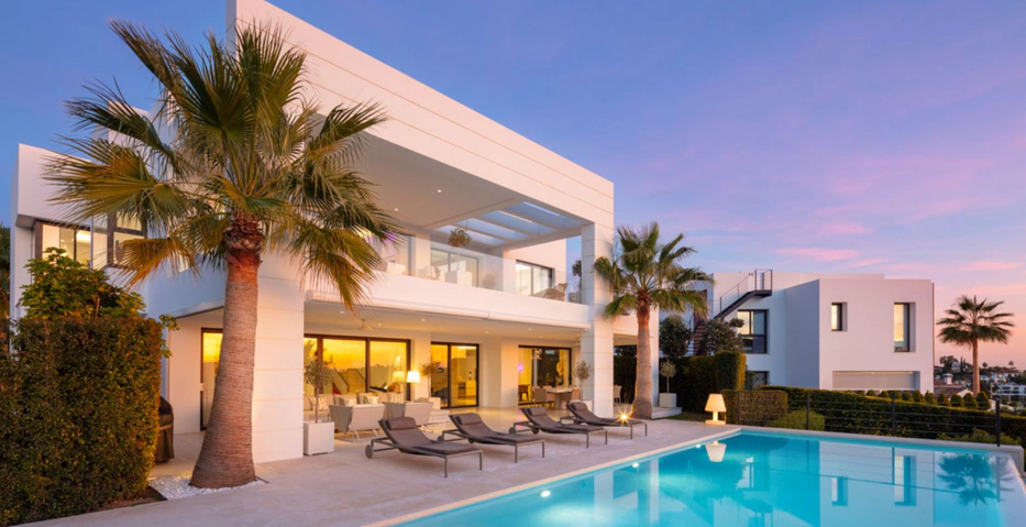 Welcome to Los Olivos 5, a modern masterpiece located in the heart of the prestigious Nueva Andalucía Golf Valley.