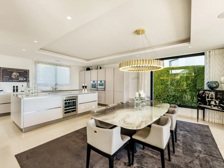 Villa en venta en Nueva Andalucia, Marbella