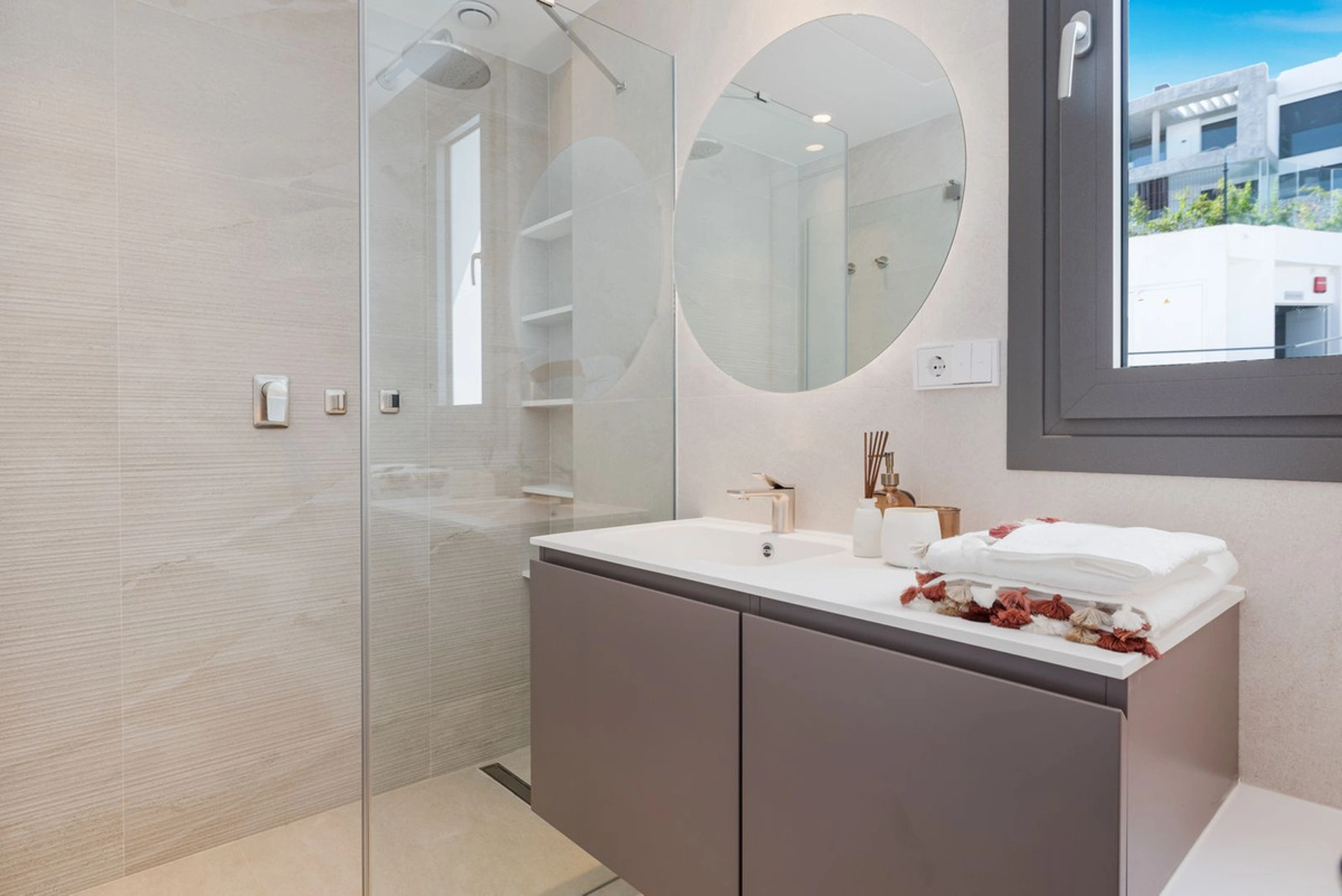 Ground Floor Apartment for sale in Benahavis