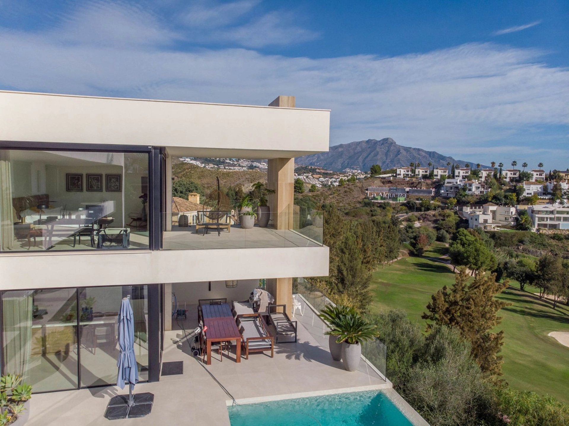 Villa for sale in Benahavis