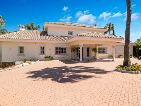 Villa en venta en Nueva Andalucia, Marbella