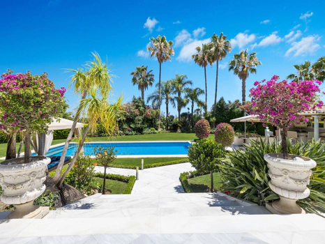 Villa en venta en Nueva Andalucia, Marbella
