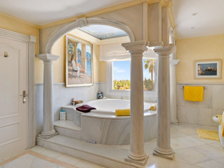 Villa en venta en Nueva Andalucia, Marbella