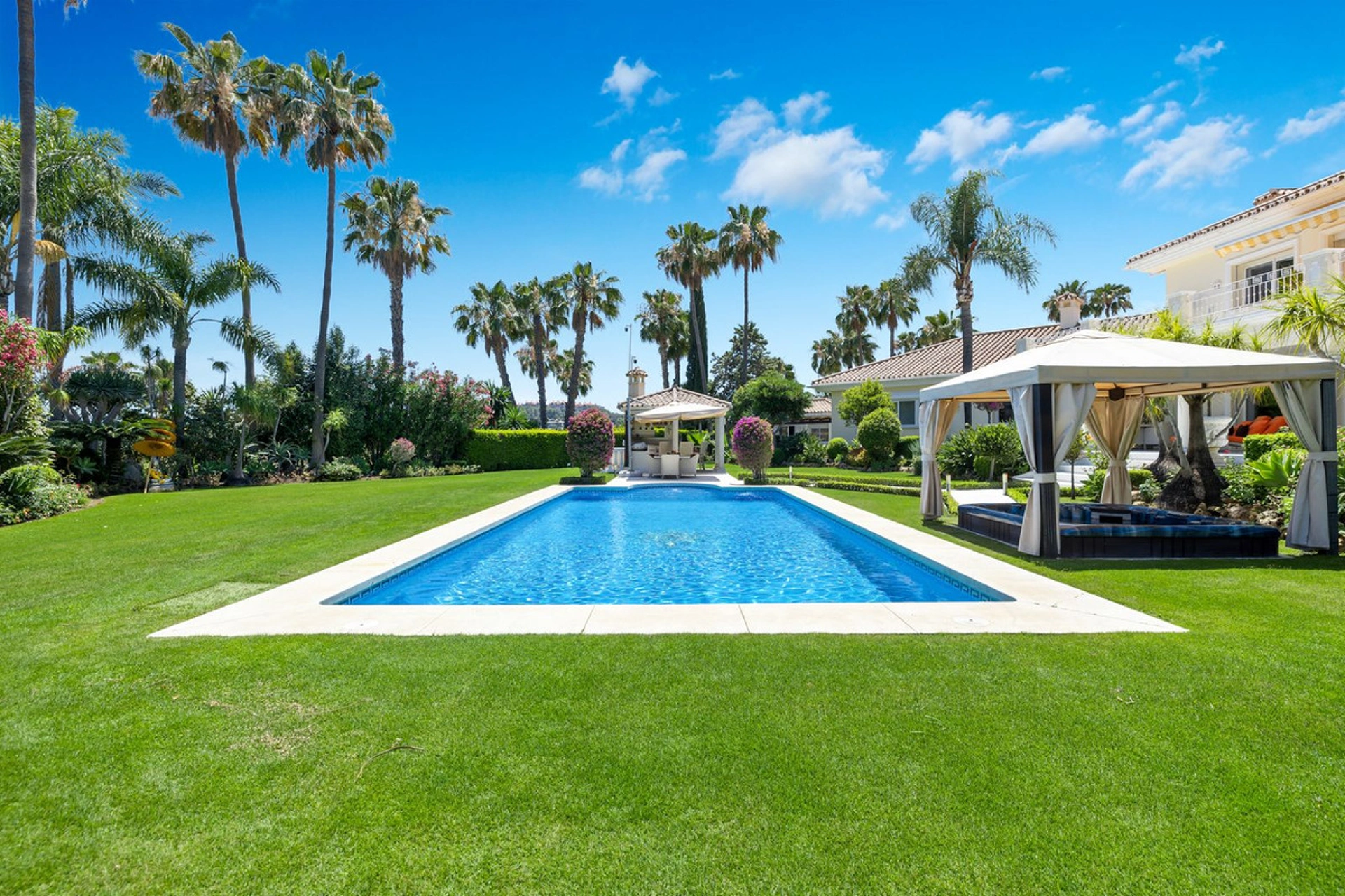 Villa en venta en Nueva Andalucia, Marbella
