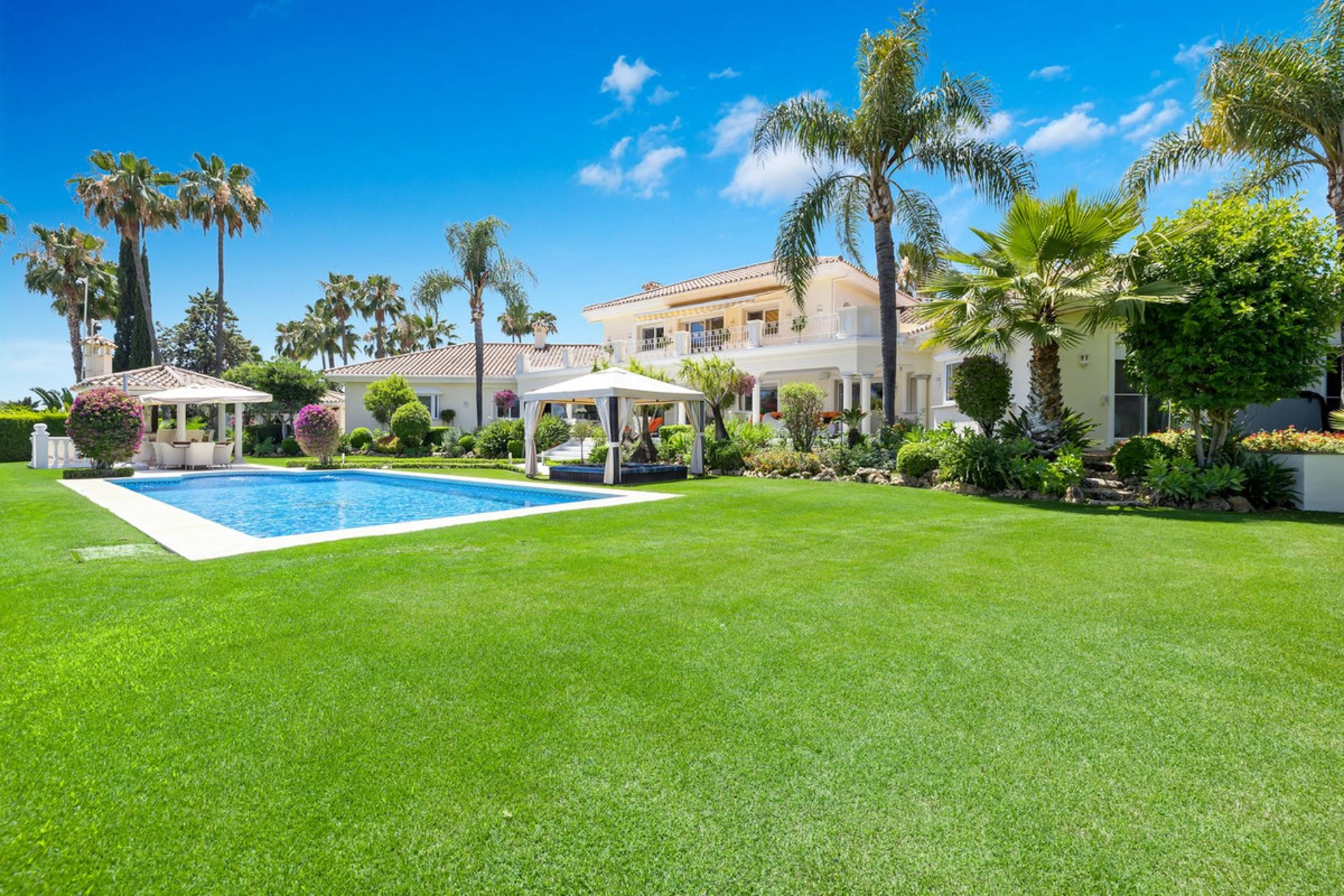 Villa en venta en Nueva Andalucia, Marbella
