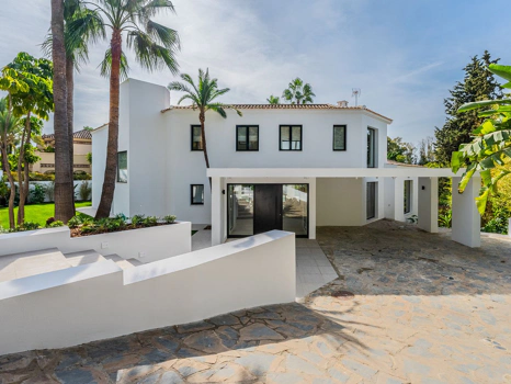 Villa for sale in Estepona