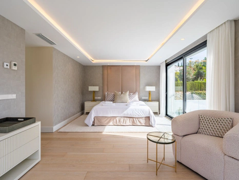 Villa for sale in Estepona