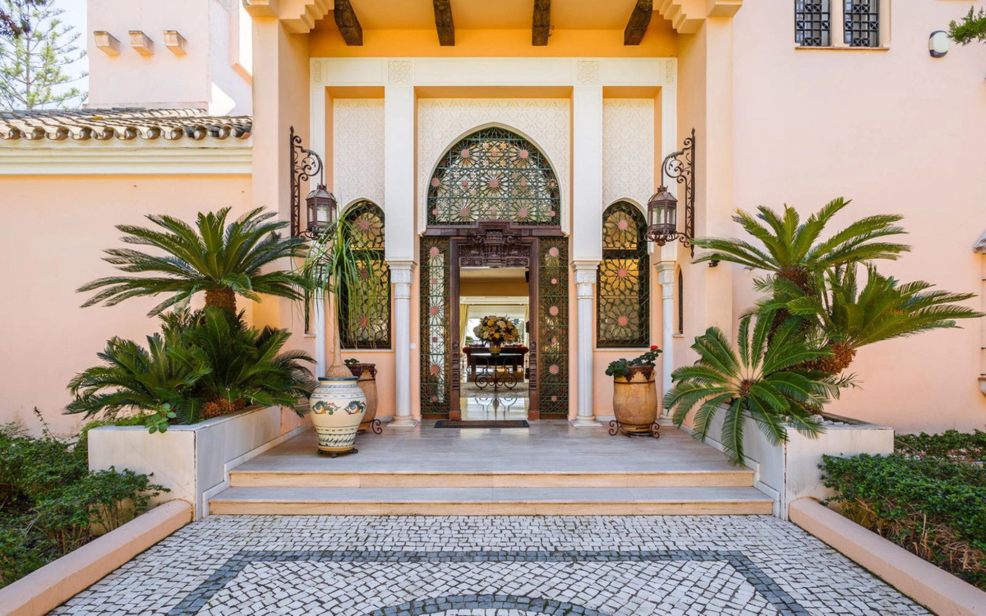 Villa for sale in New Golden Mile, Estepona East