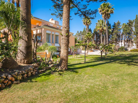Villa for sale in New Golden Mile, Estepona East