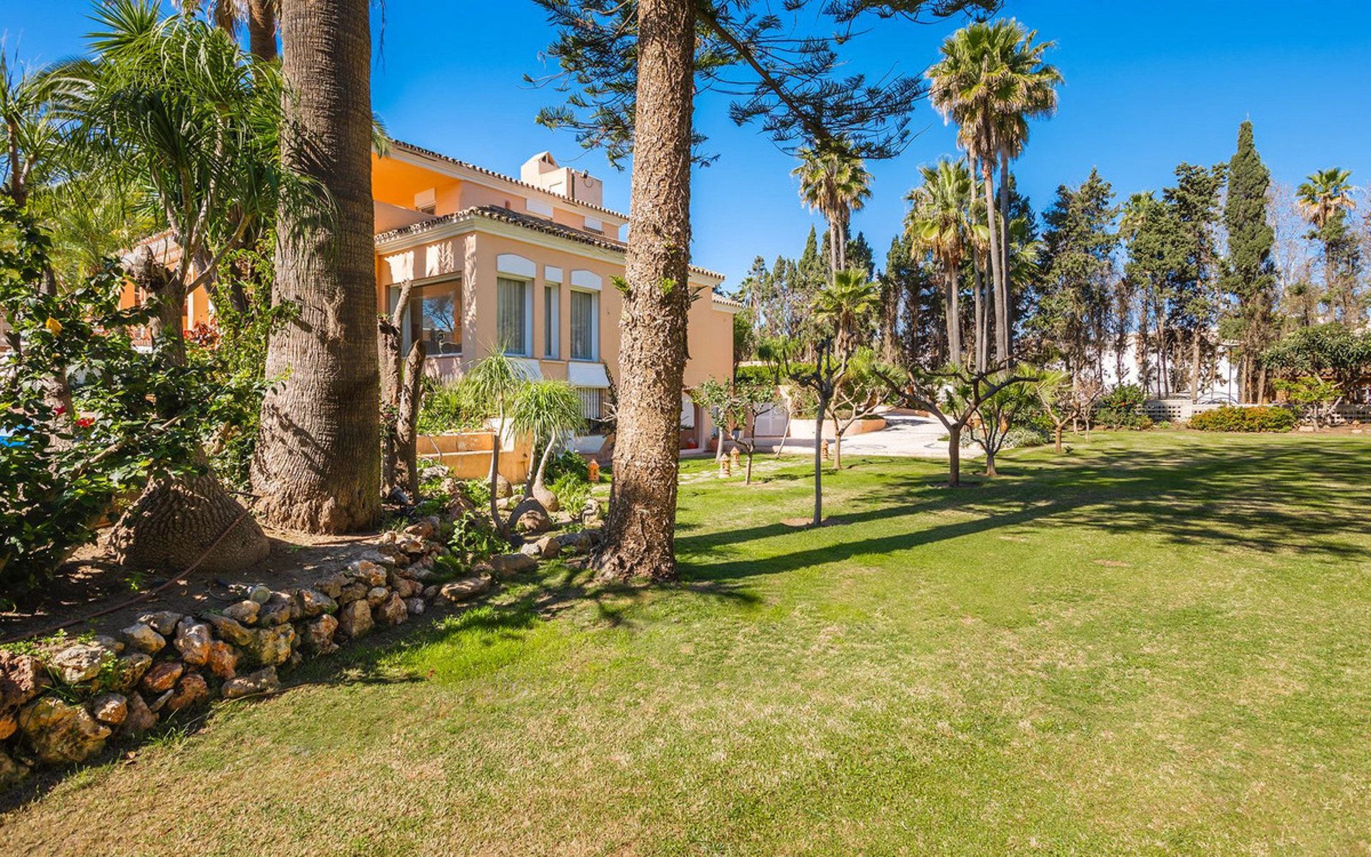 Villa for sale in New Golden Mile, Estepona East