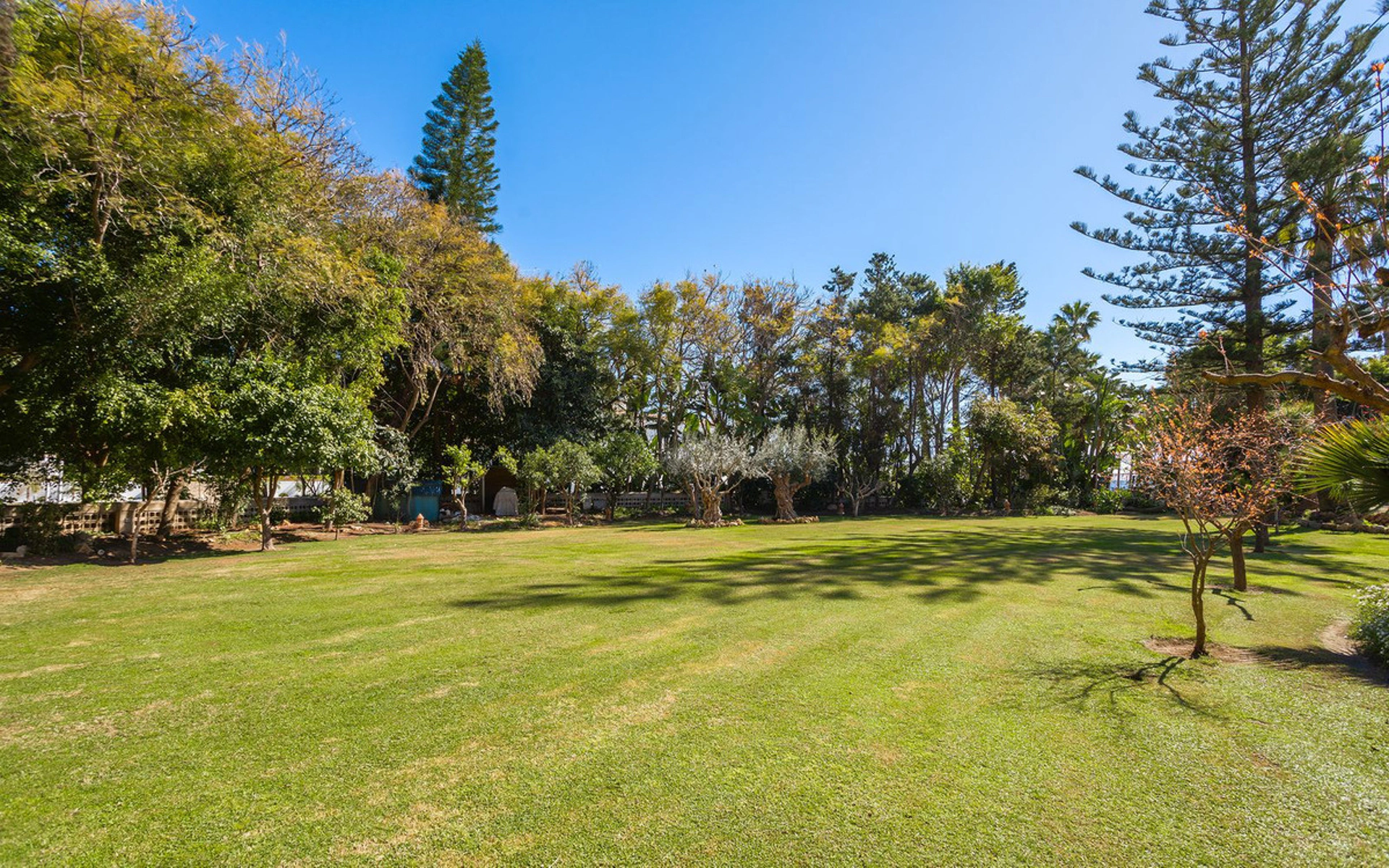 Villa for sale in New Golden Mile, Estepona East