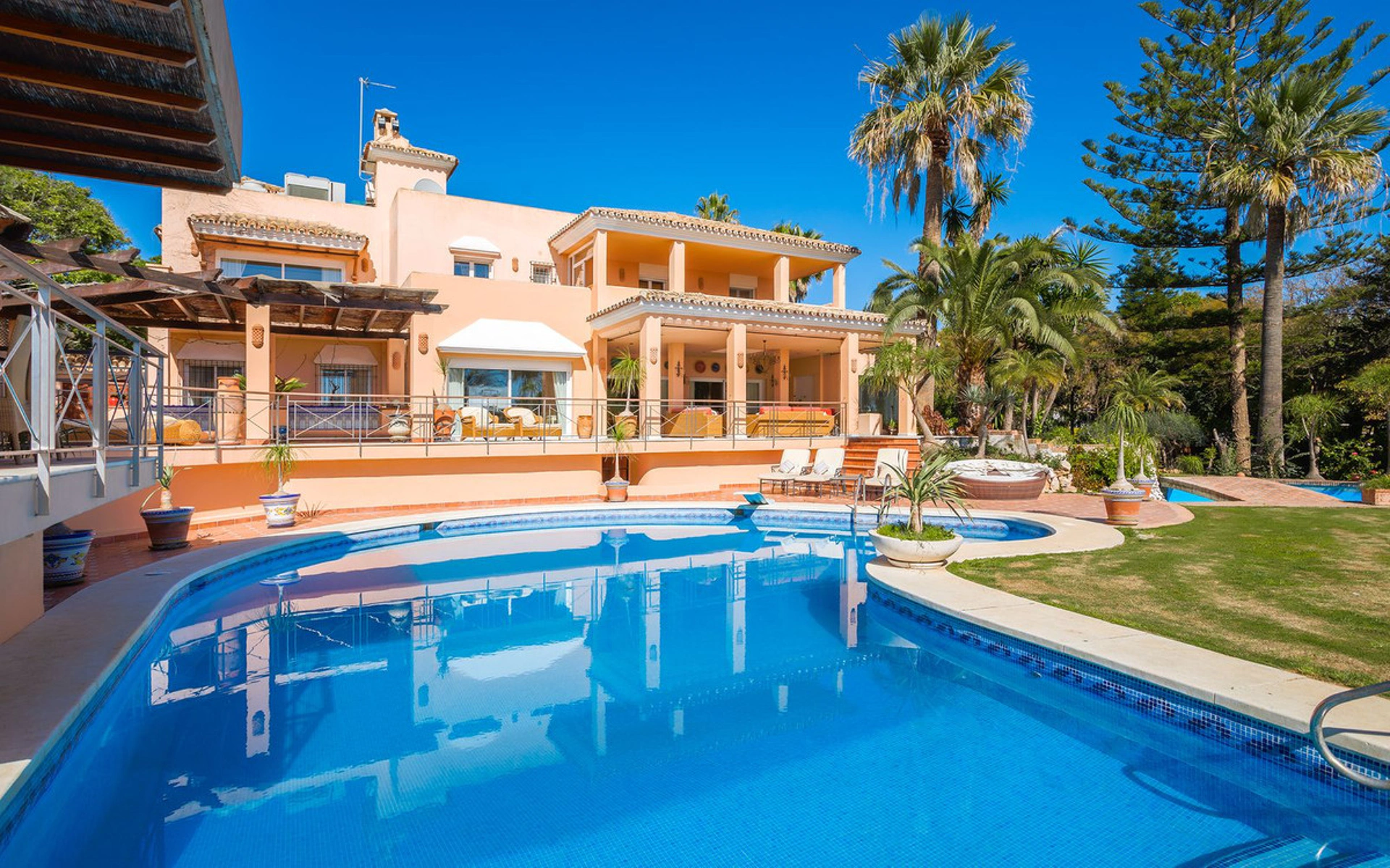 Villa for sale in New Golden Mile, Estepona East