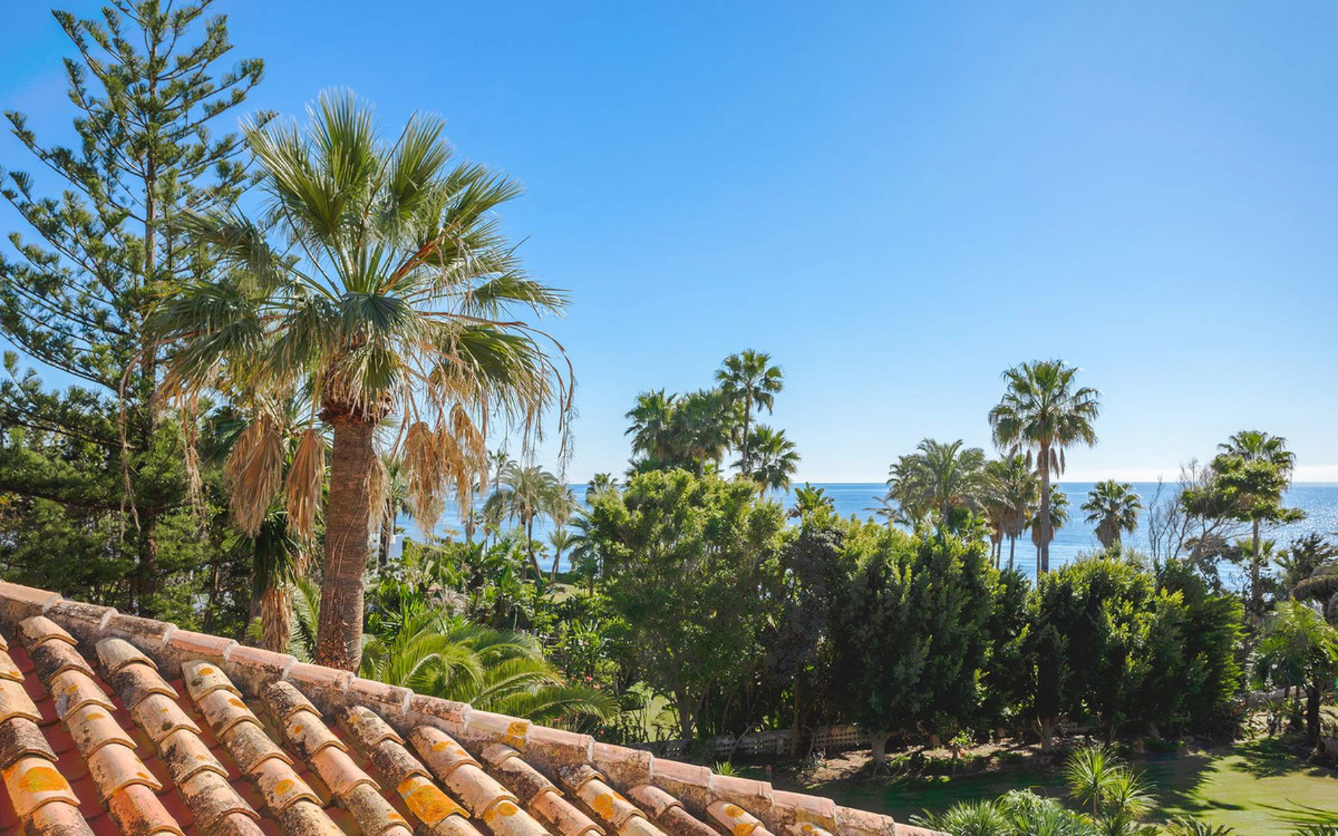 Villa for sale in New Golden Mile, Estepona East