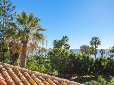 Villa for sale in New Golden Mile, Estepona East