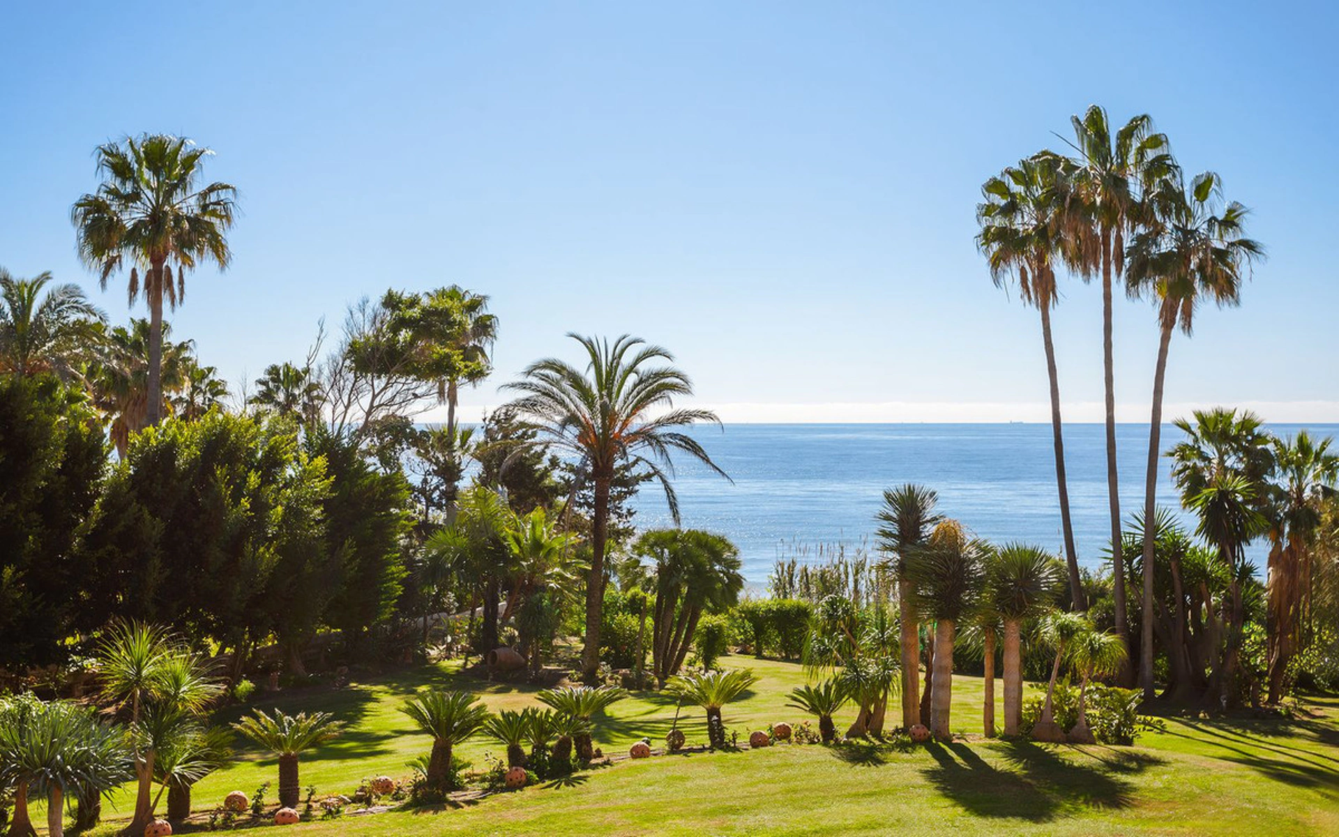 Villa for sale in New Golden Mile, Estepona East