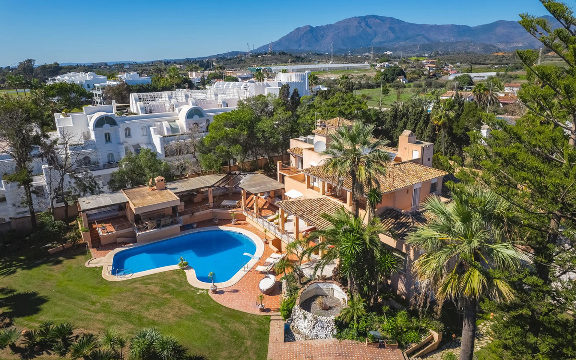 Villa for sale in New Golden Mile, Estepona East