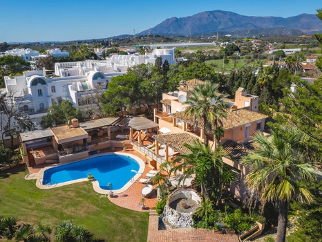 Villa for sale in New Golden Mile, Estepona East