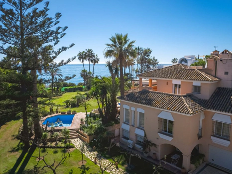 Villa for sale in New Golden Mile, Estepona East