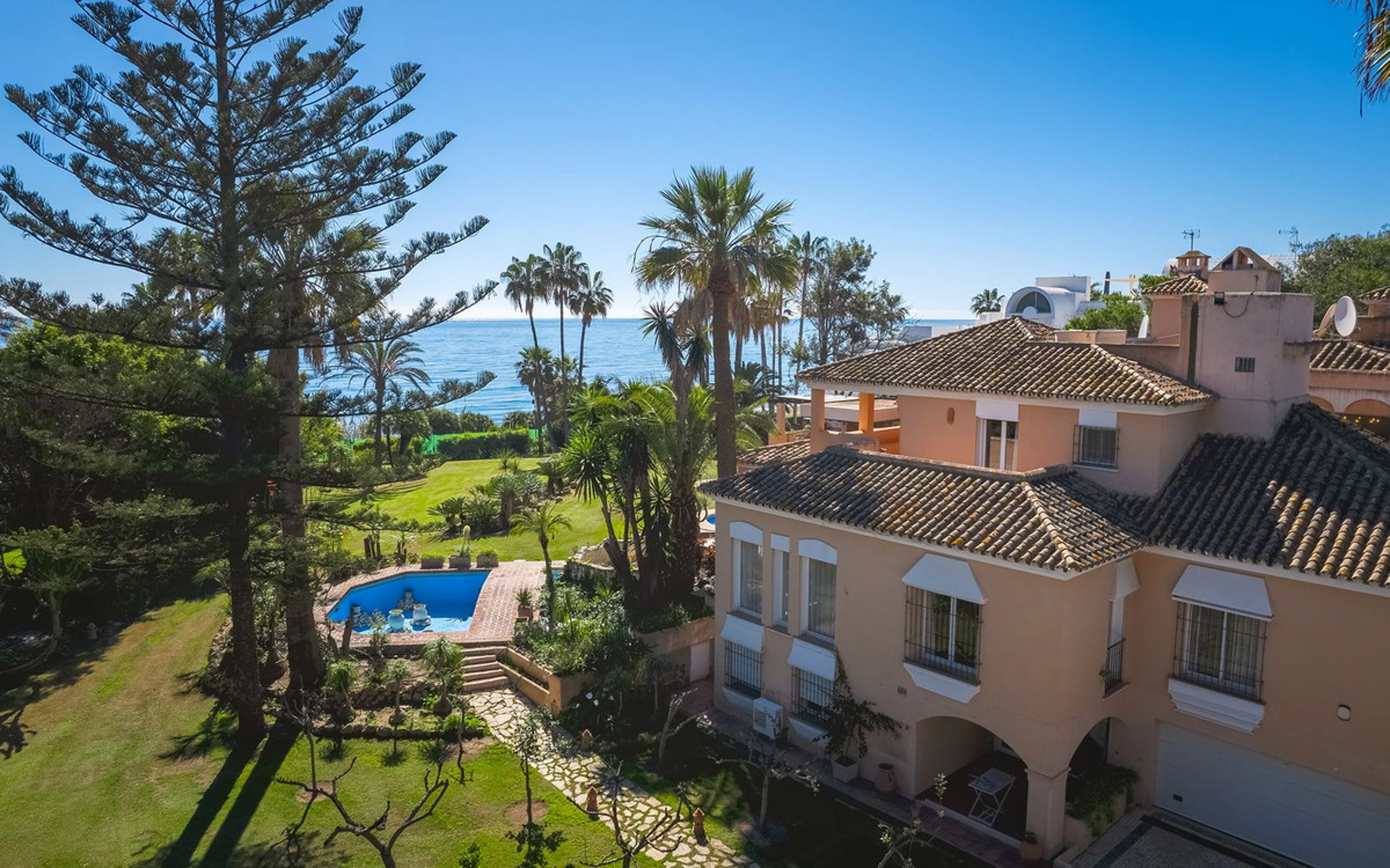 Villa for sale in New Golden Mile, Estepona East