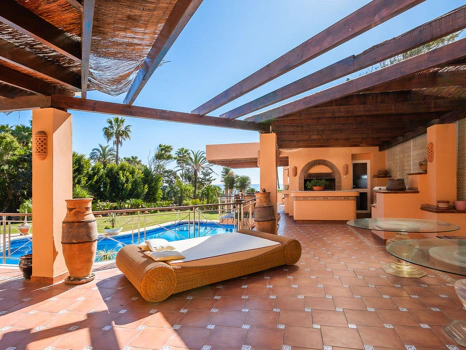 Villa for sale in New Golden Mile, Estepona East