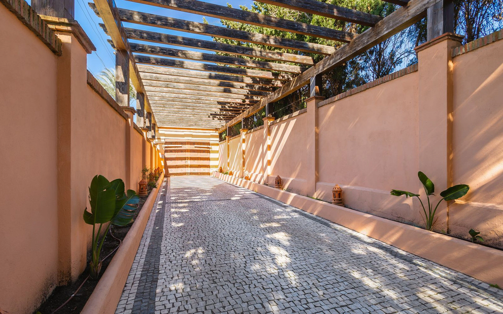 Villa for sale in New Golden Mile, Estepona East