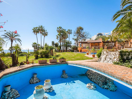 Villa for sale in New Golden Mile, Estepona East
