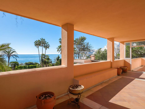 Villa for sale in New Golden Mile, Estepona East