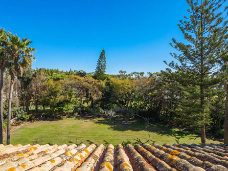 Villa for sale in New Golden Mile, Estepona East