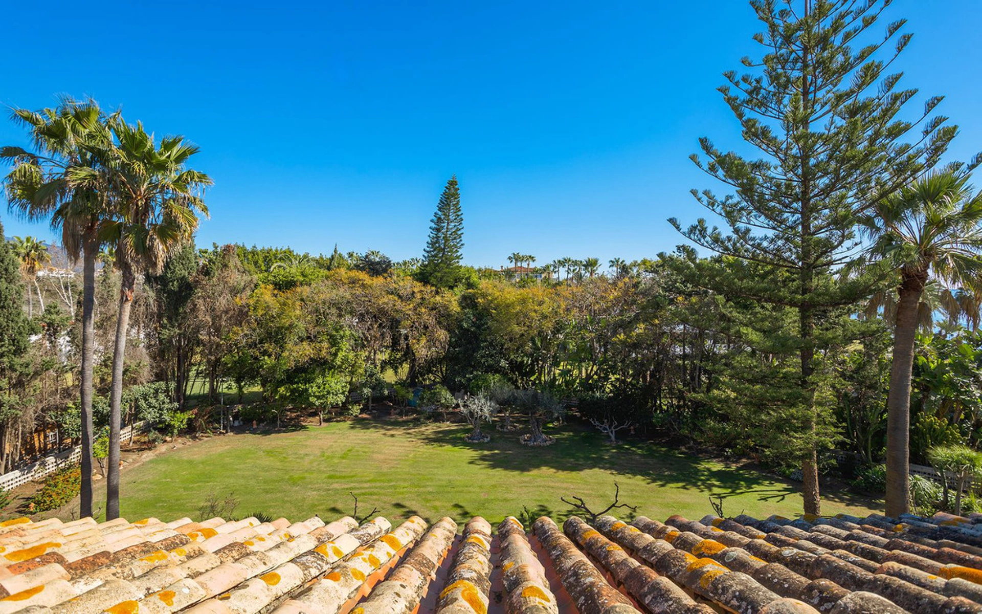 Villa for sale in New Golden Mile, Estepona East